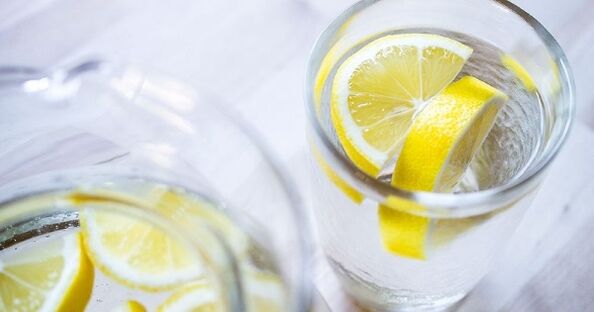 Engadir zume de limón á auga fai máis doado seguir unha dieta de auga. 