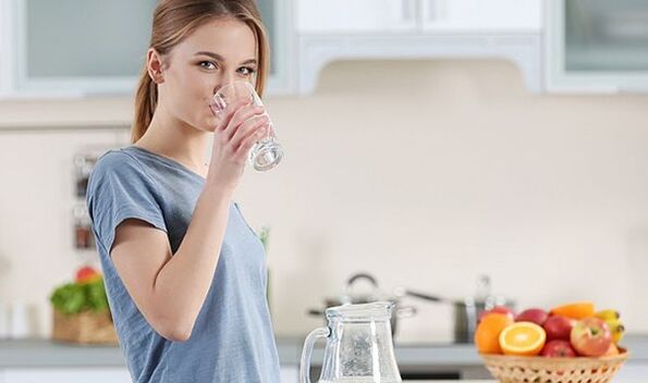 Unha nena quere perder peso cunha dieta de auga