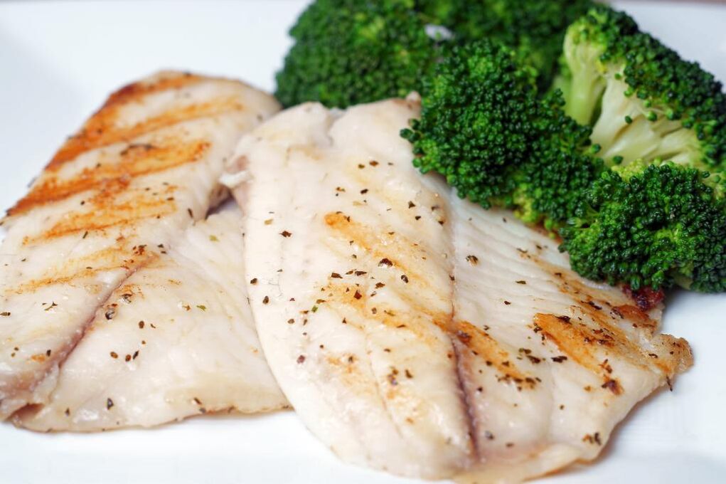 O peixe cocido ou cocido é un prato abundante no menú dietético de Osama Hamdiy