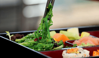 Ensalada e sushi