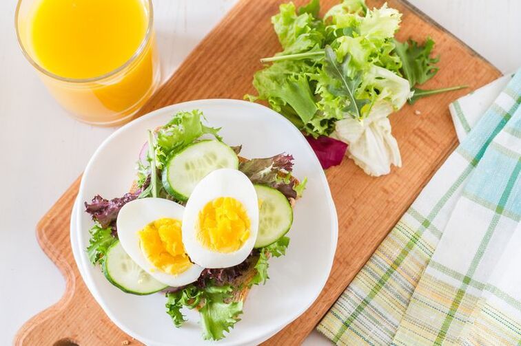 Ensalada de pepino e ovo cocido