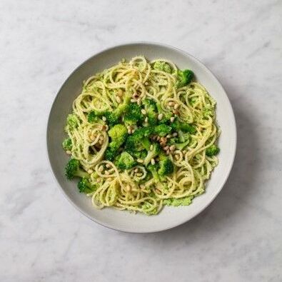 Espaguetes con brócoli e piñóns, dieta mediterránea