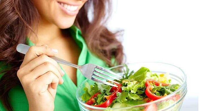 Nena comendo ensalada de verduras nunha dieta proteica