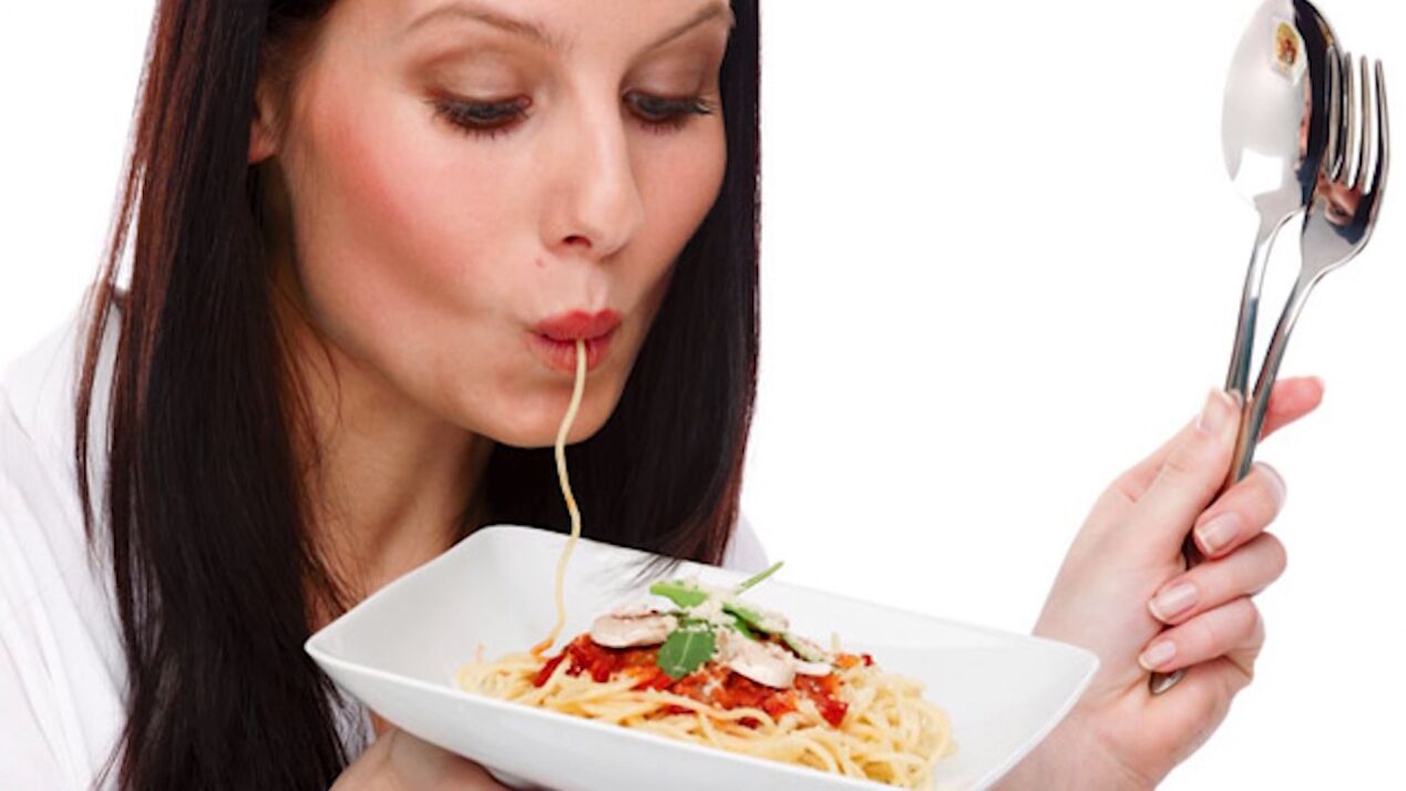 Muller come espaguetes para adelgazar a barriga