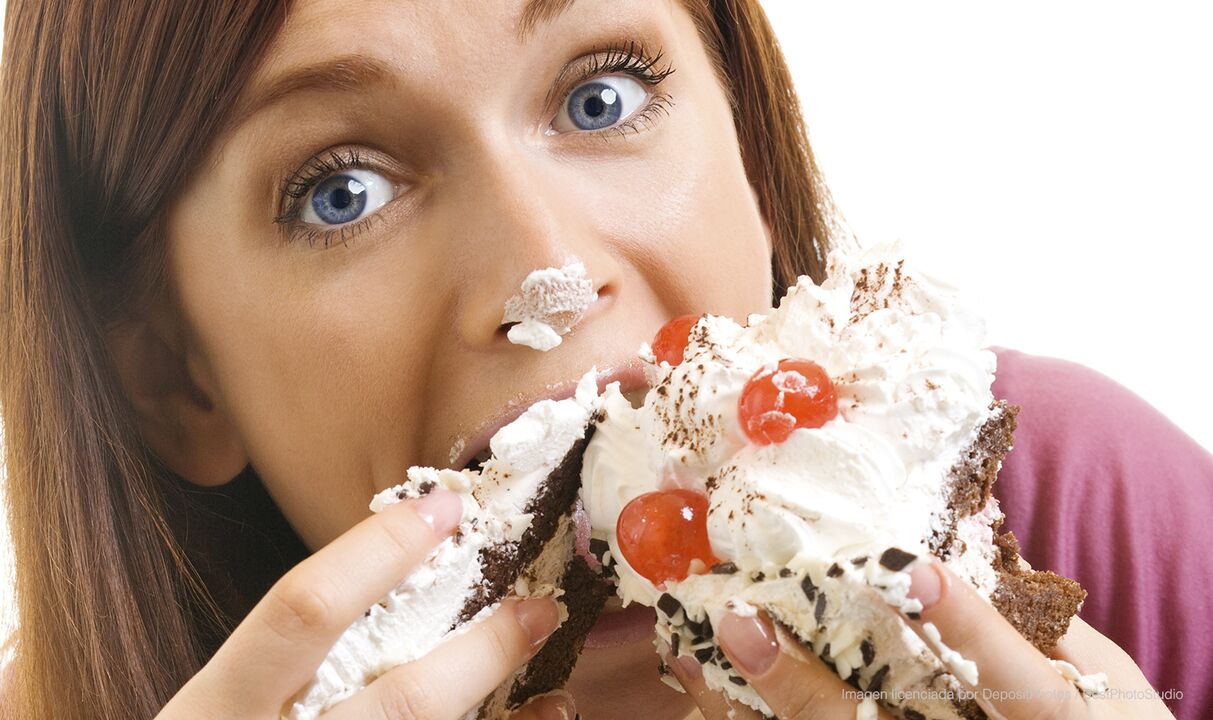 Nena que come torta e mellora a forma de perder peso