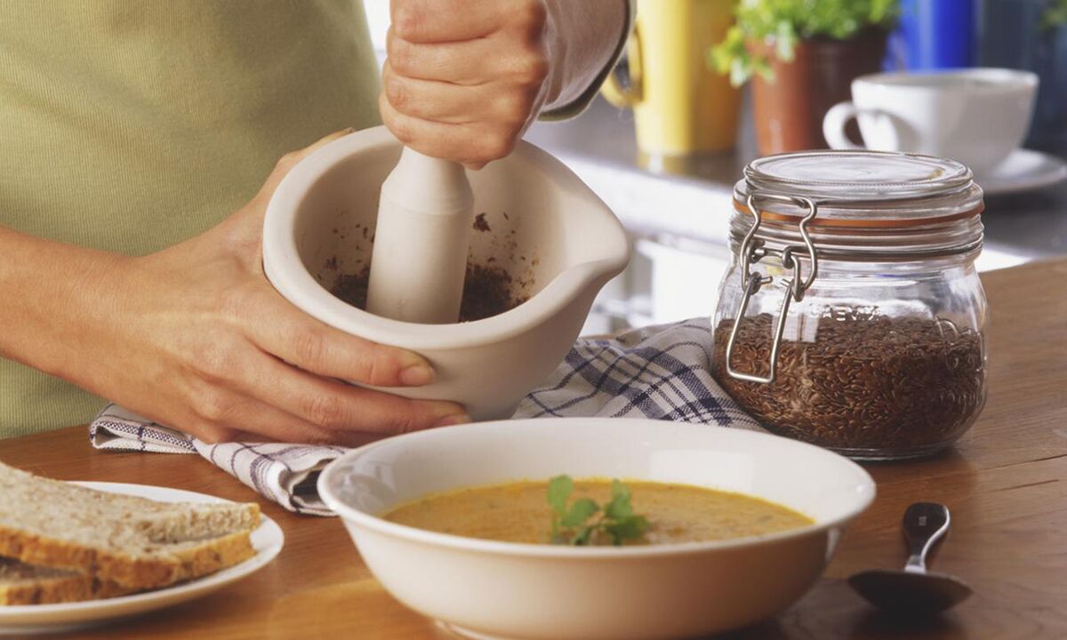 Engadindo sementes de linhaça á sopa para unha boa función intestinal